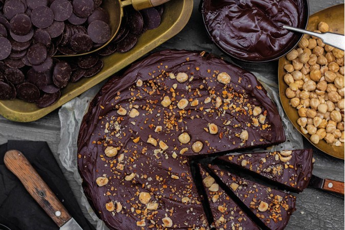 Chocoholics, try this homemade 4-layer chocolate cake with hazelnut crunch